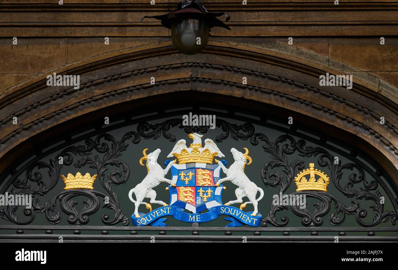 La devise du collège et d'armoiries au-dessus de la porte du jardin des boursiers dans la deuxième cour à Christ College, Université de Cambridge, en Angleterre. Banque D'Images