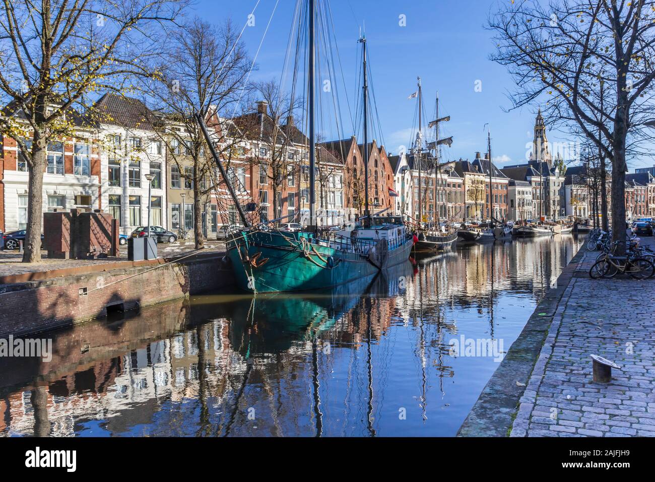 Les navires historiques dans le Hoge der aa canal de Groningen, Pays-Bas Banque D'Images
