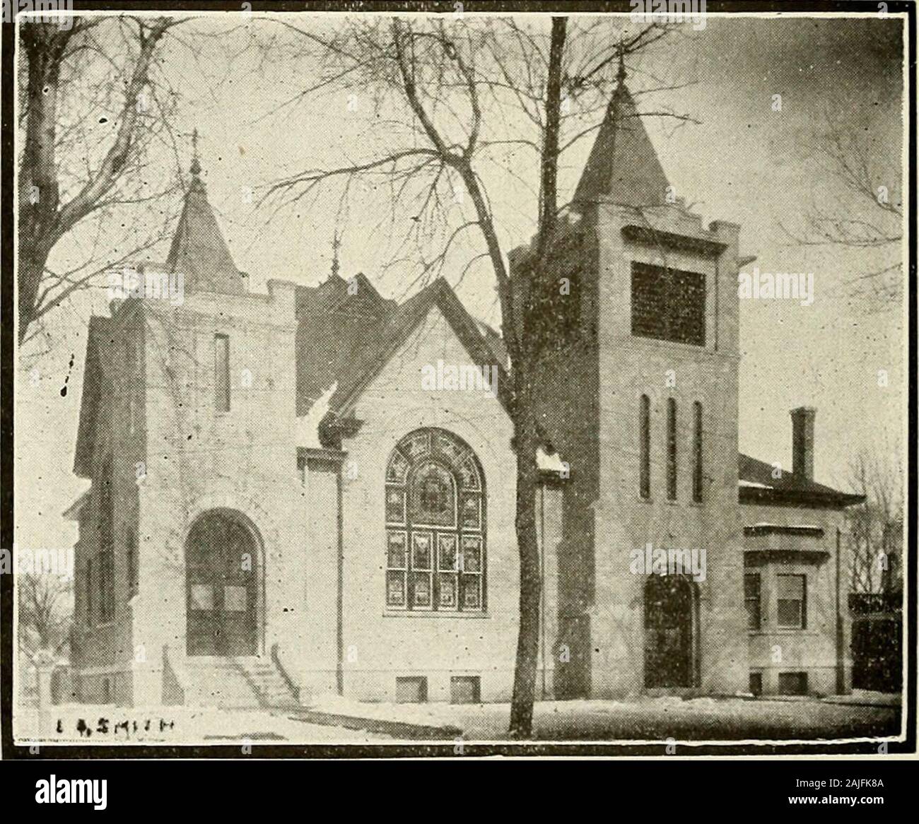 Histoire de Woodford County . Église baptiste, El Paso, Texas. démoli en 1894 et un nouveau bâtiment a été érigé en itsplace. Cela a été détruit par un incendie et reconstruit en 1895. La Baptist Church a été organisée en 1858, sous l'administration de Rev. fm. Direction générale. Leur église était également 194 OK HISTOIRE WOODFORD COMTÉ érigé en 1864. Cela a depuis servi la congrégation asa - lieu de culte. L'église catholique Sainte-Marie a été organisée en 1863, et leur première église fut achevée en 1865. L'édifice a été érigé en presenthandsome 1898. En 1864, l'église Chrétienne a été organisé dans theleadership Banque D'Images