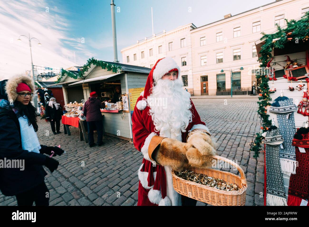 Helsinki, Finlande - le 10 décembre 2016 : la sucrerie à Noël dans le marché d'hiver ensoleillée Jour Banque D'Images