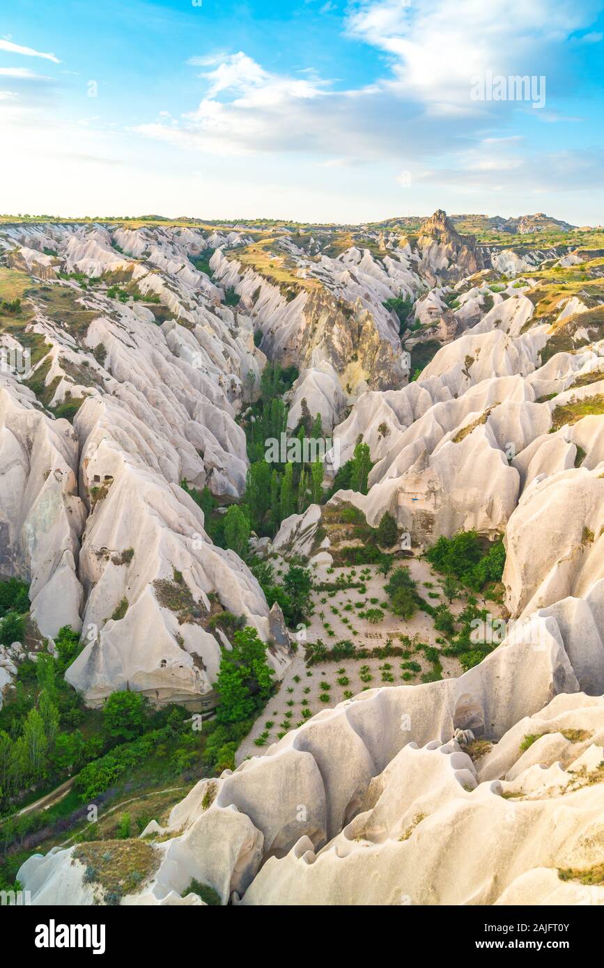 Vue sur une vallée de la Cappadoce, Turquie depuis un ballon d'air chaud Banque D'Images