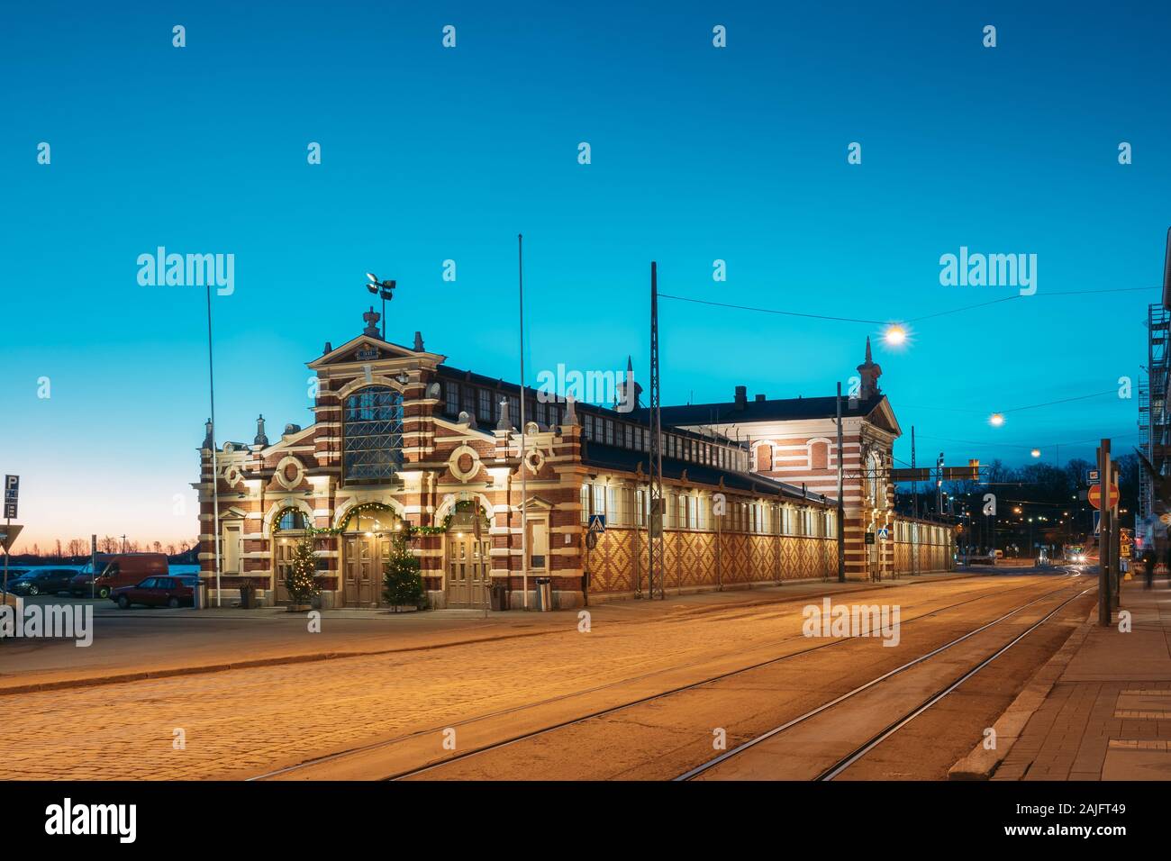 Helsinki, Finlande - le 10 décembre 2016 : Old Market Hall Vanha Kauppahalli en éclairage en soirée ou la nuit l'éclairage. Célèbre endroit populaire dans le Christ Banque D'Images