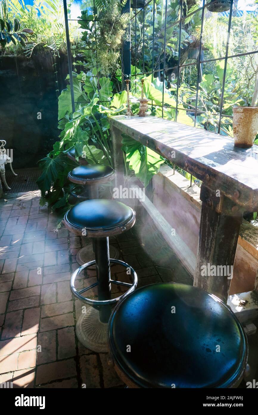 Comptoir Bar et chaises avec vue sur le jardin Photo Stock - Alamy