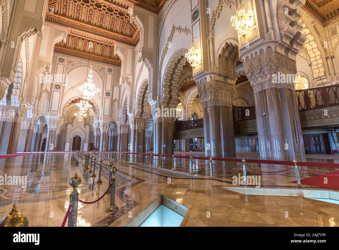 Casablanca, Maroc : l'intérieur (salle de prière) de la Mosquée Hassan II avec des colonnes, des arches et des lustres en verre. L'architecture islamique Banque D'Images