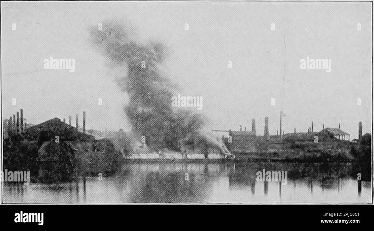Histoire des États-Unis à partir de la première découverte de l'Amérique à la fin de 1902 . 1892] LES ÉVÉNEMENTS DE HARRISONS TERME 85 jusqu'à la rivière en chalands blindés. Fiercefighting ont suivi. Balles et cannon-ballsrained sur les chalands, et les récipients fullof brûle de l'huile ont été émises en aval.Les assaillants souhaitait retirer, répétez-edly élever le drapeau blanc, mais c'était chacun. Combustion des barges au cours de la grève de Homestead fois abattu. Onze grévistes werekilled ; des attaquants de thirtyto quarante tomba, sept morts. Quand enfin thePinkertons ont été contraints d'abandonner et de munitions et theirarms Banque D'Images