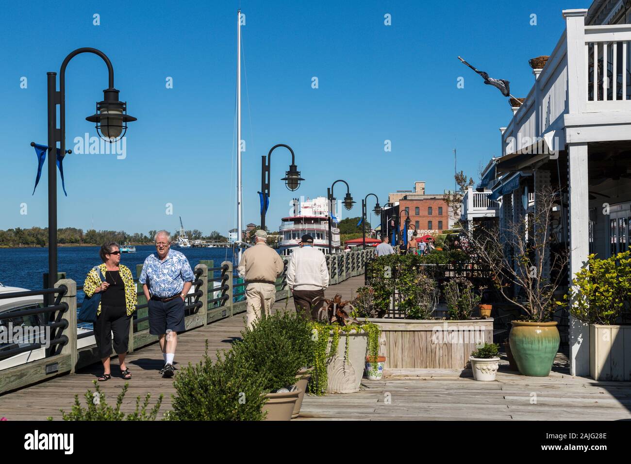 Les touristes à pied le long de la rivière à pied, Wilmington, NC, États-Unis d'Amérique Banque D'Images