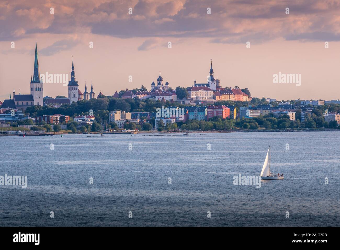 Belle vue panoramique sur la vieille ville de Tallinn à partir de la mer au coucher du soleil, bateau à voile. Vue panoramique, Tallin skyline Banque D'Images
