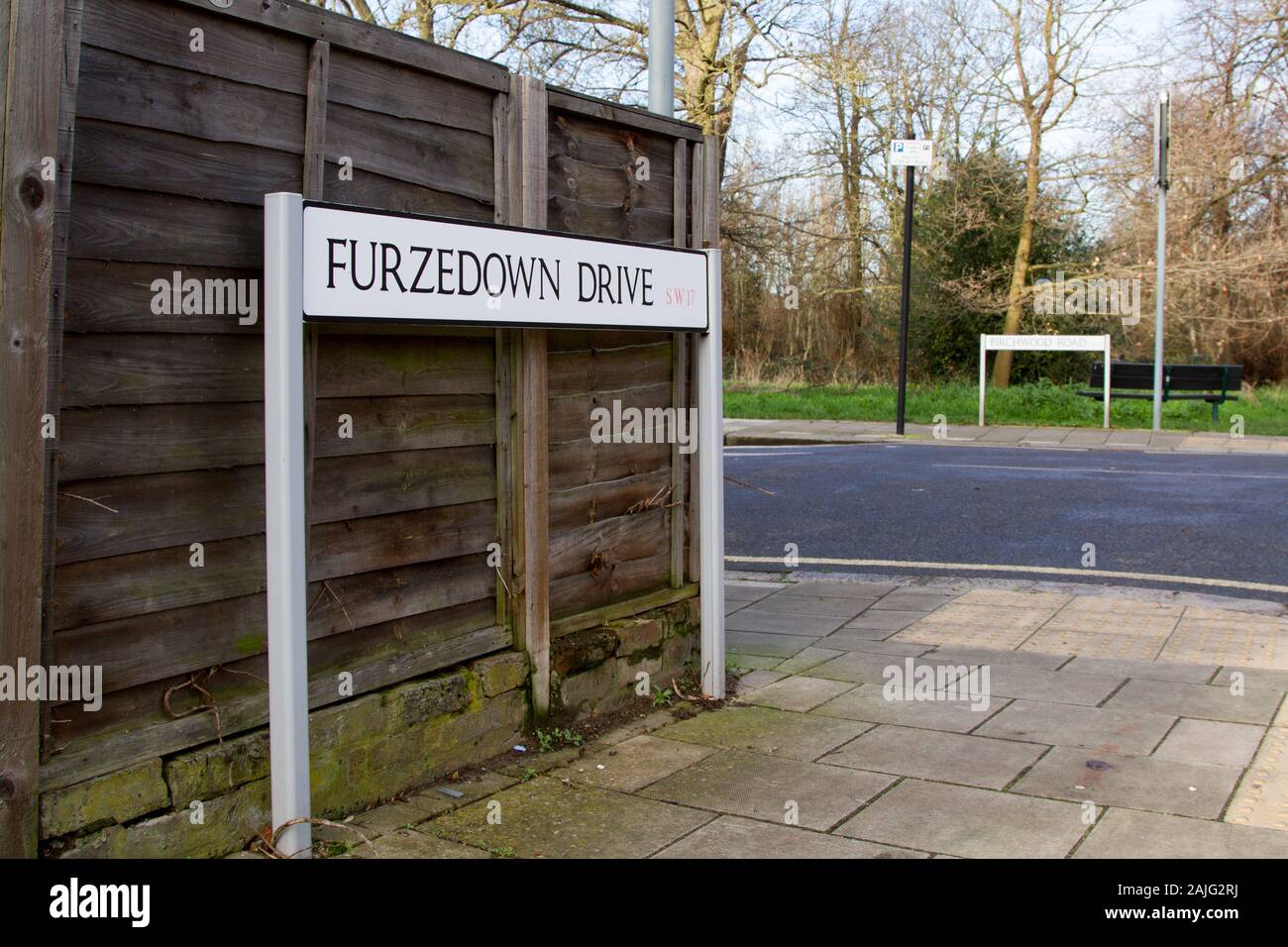 Street sign in Furzedown au croisement avec Birchwood Road avec barrière de lattes de bois à l'arrière-plan Banque D'Images