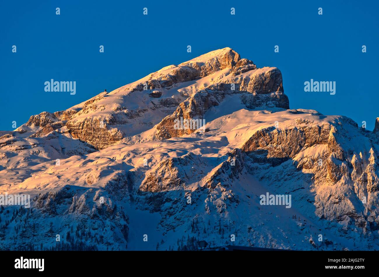 Première lumière du soleil à la neige-couvertes Piz da Lec de Boe, Sella, Dolomites, Tyrol du Sud, Italie Banque D'Images