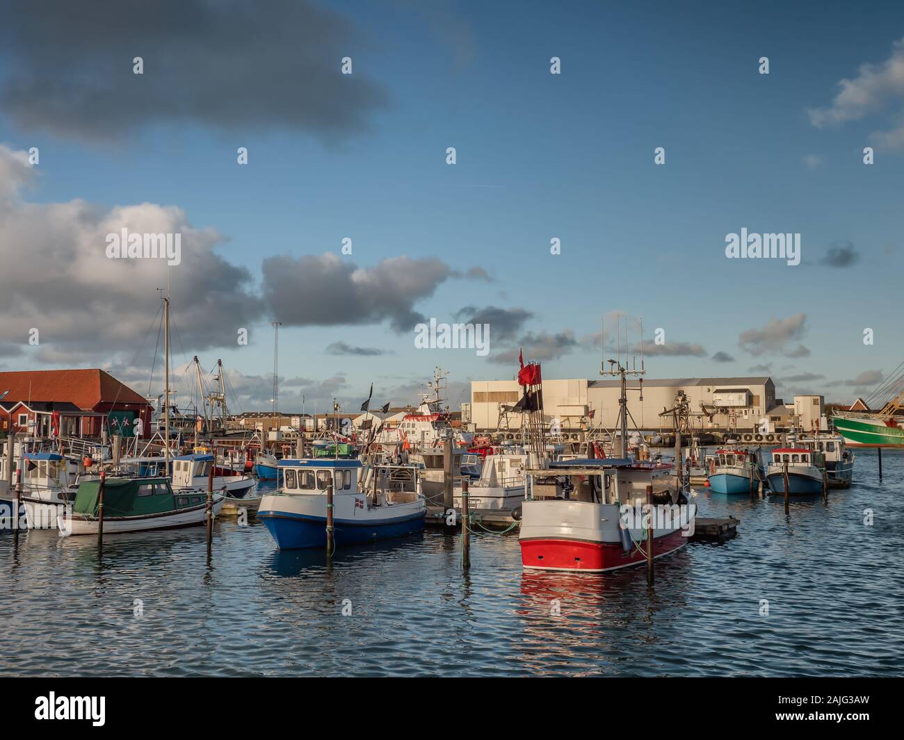 Bateaux de pêche en Thyboroen dans le port ouest du Danemark Banque D'Images