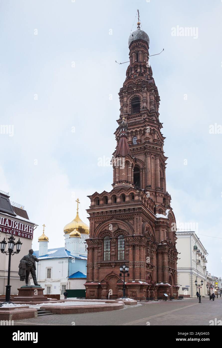 KAZAN, RUSSIE - janvier 03, 2018 : Monument à Fedor Chaliapine, Cathédrale de l'Épiphanie et clocher sur la rue piétonne Bauman, rue touristique dans le ce Banque D'Images
