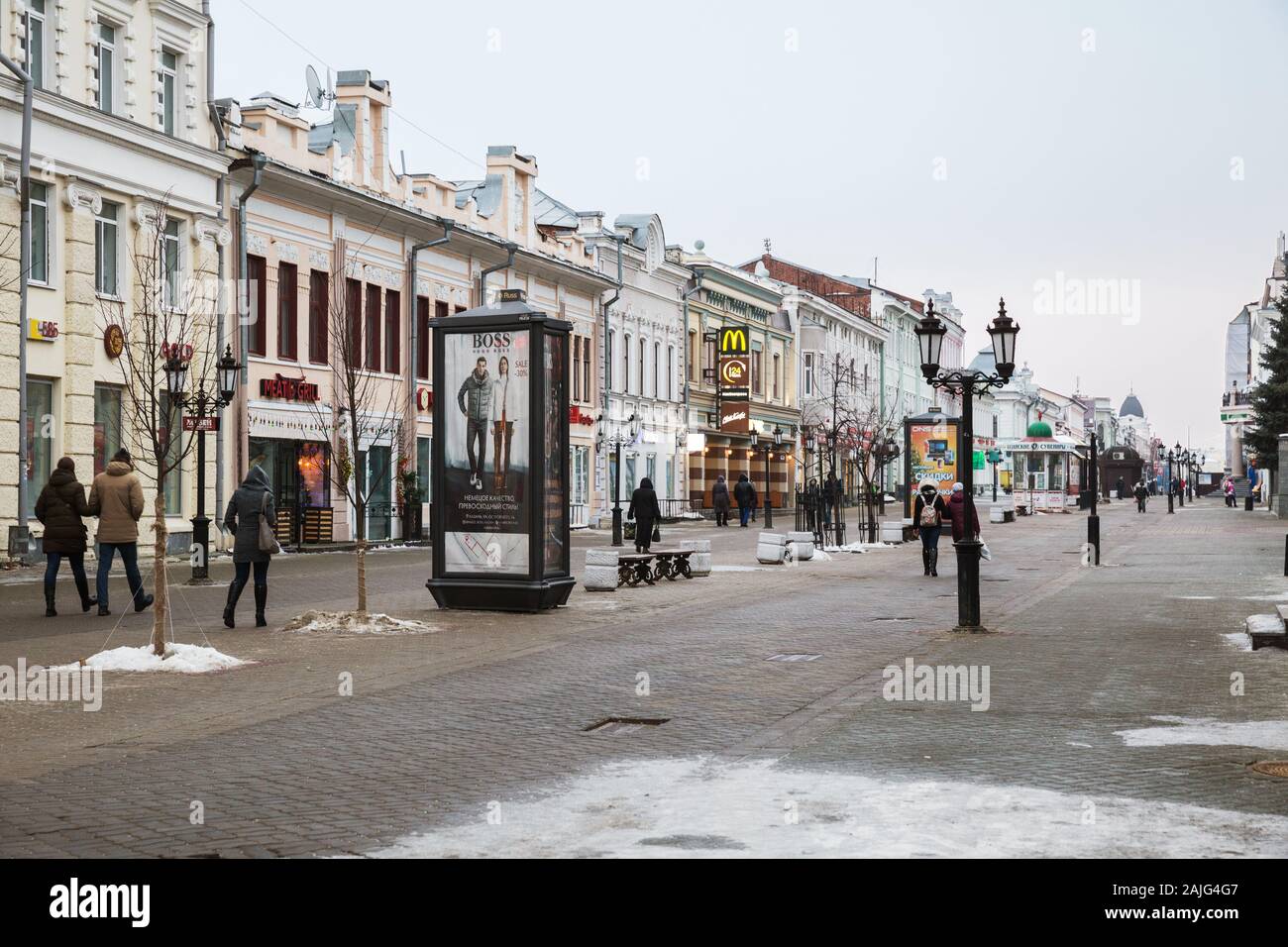 KAZAN, RUSSIE - janvier 03, 2018 : rue Bauman, la principale zone piétonne de la rue touristique dans le centre de Kazan, sur un jour nuageux d'hiver Banque D'Images