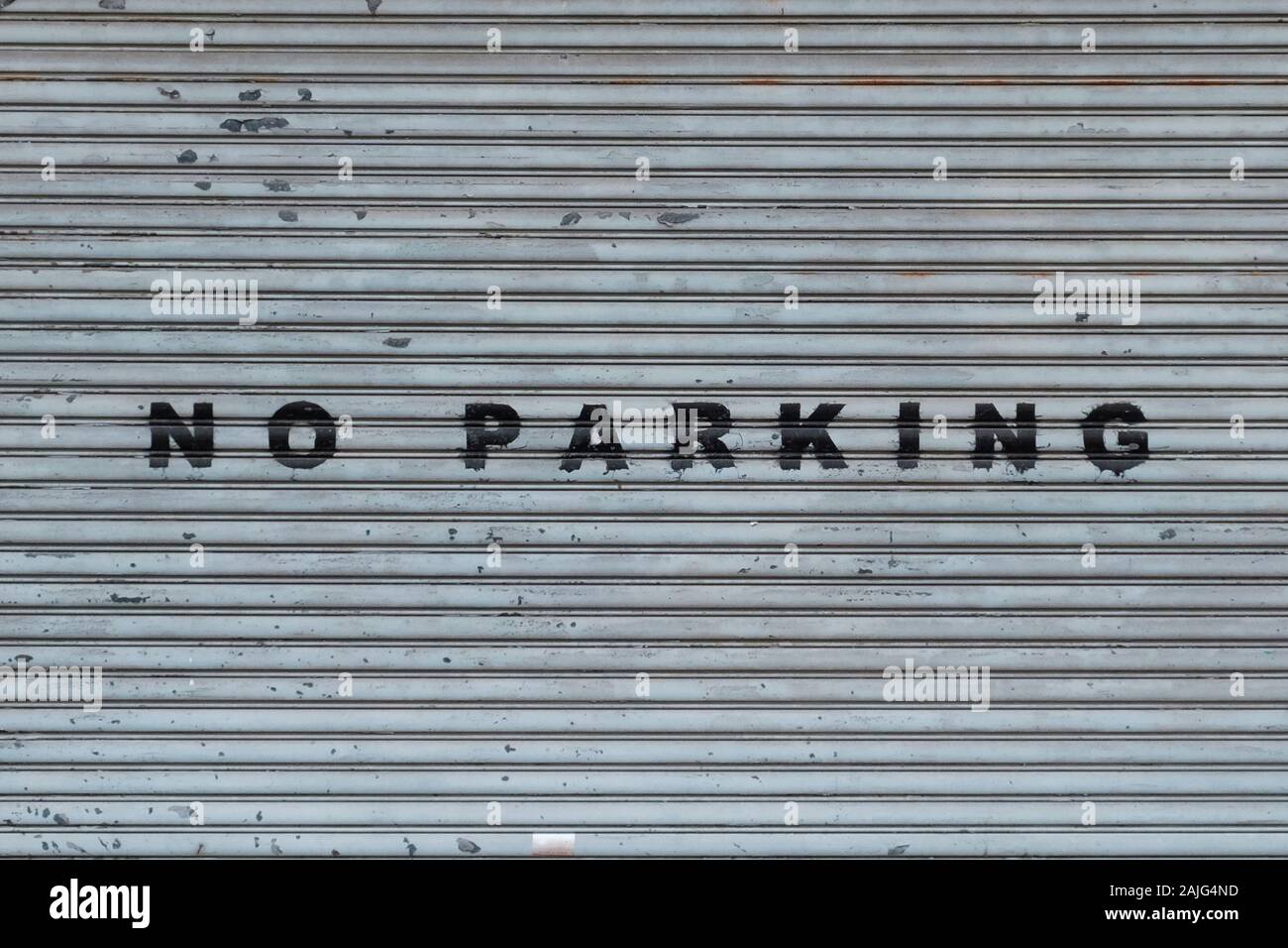 Obturateur fermé boutique ou magasin en disant avant il n'y a pas de parking Banque D'Images