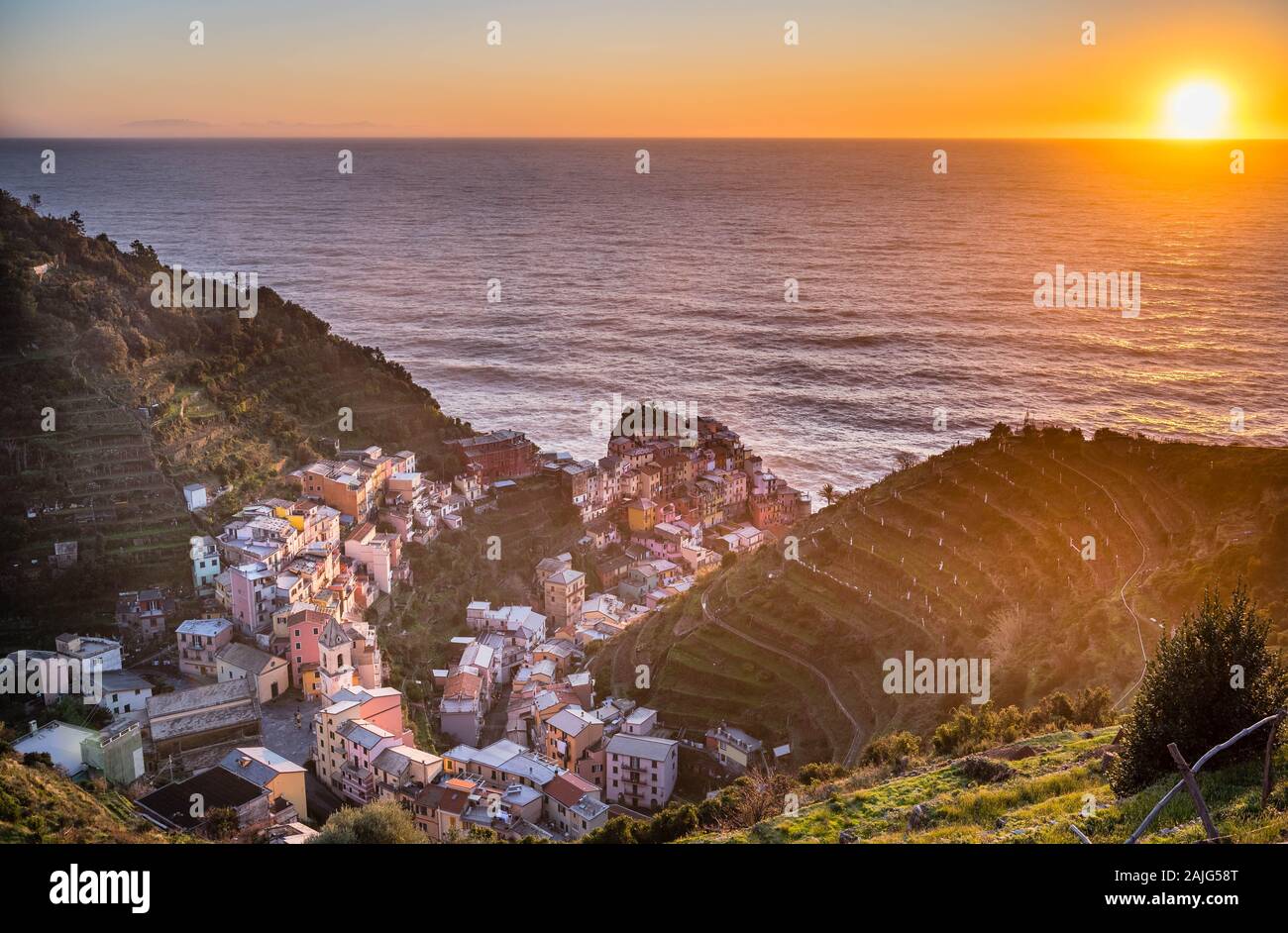 Manarola, Cinque Terre (Cinq Terres), Ligurie, Italie : village traditionnel, typiques maisons colorées, crèche (crèche). Site de l'UNESCO Banque D'Images