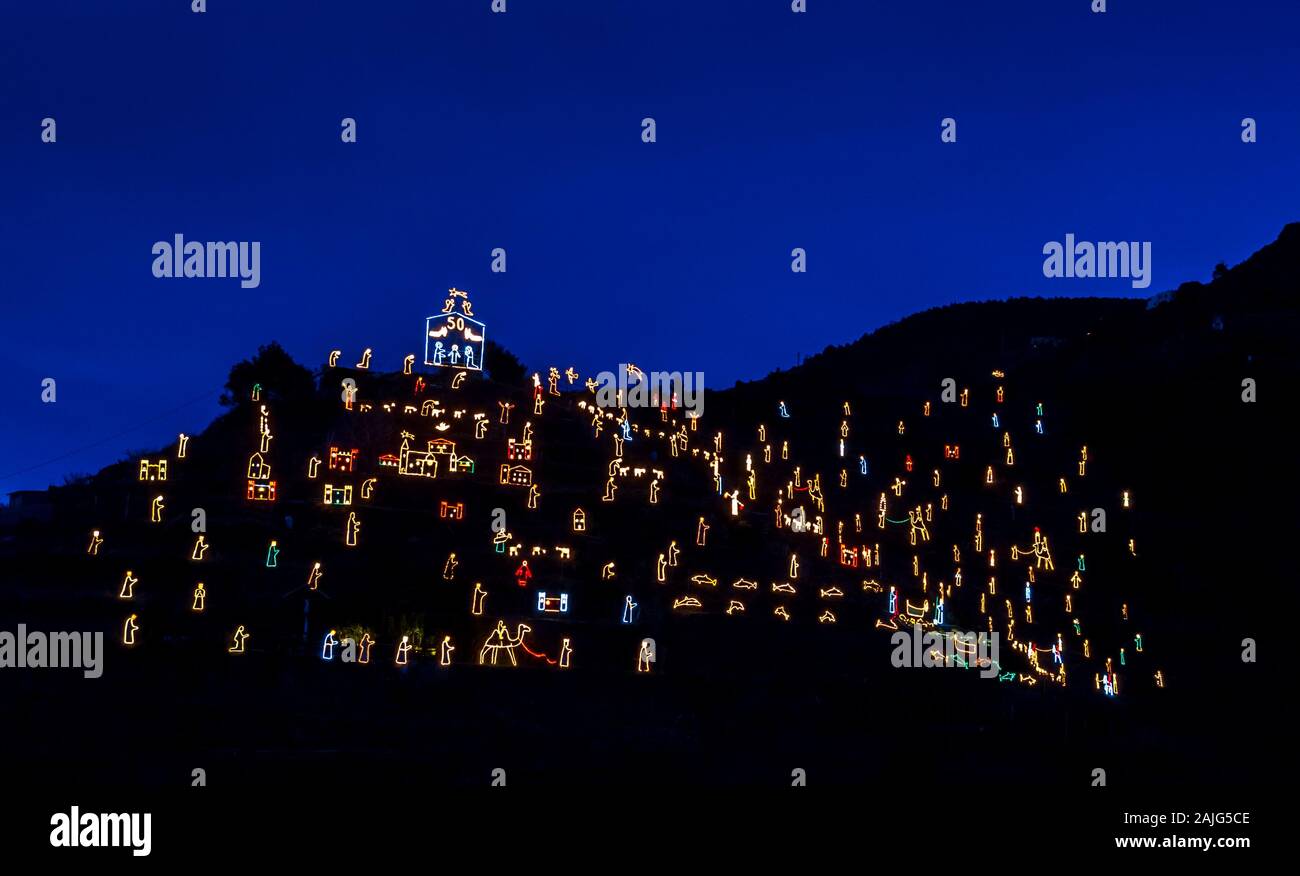 La Crèche (IM) de Manarola, Cinque Terre, Ligurie, Italie, éclairé la nuit, scène religieuse traditionnelle faite de milliers d'ampoules Banque D'Images