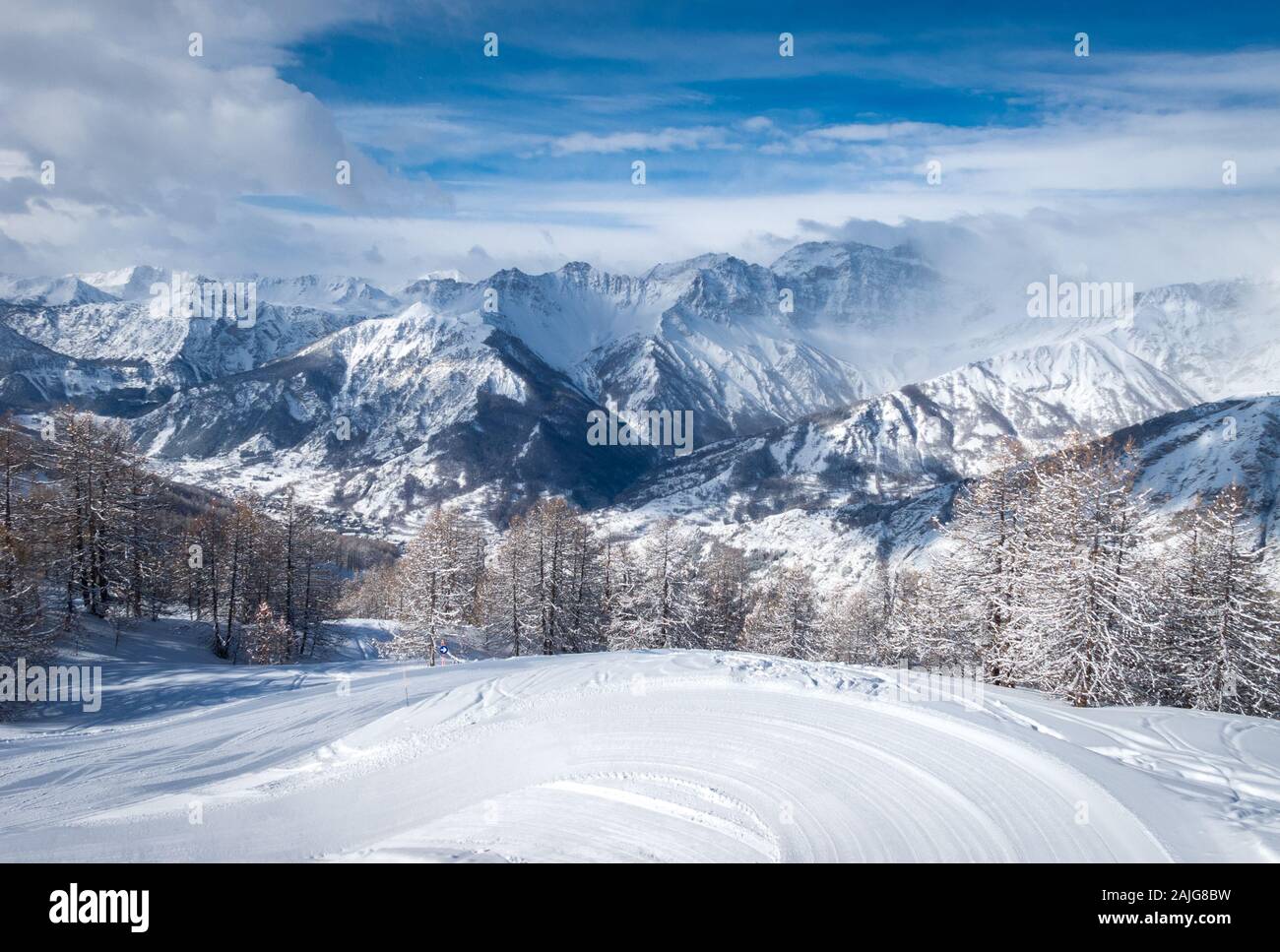 Panorama de Bardonecchia, Piémont, Italie, Alpes italiennes, couverte de neige fraîche après une chute de neige, les pentes enneigées, paysage d'hiver, ski Banque D'Images