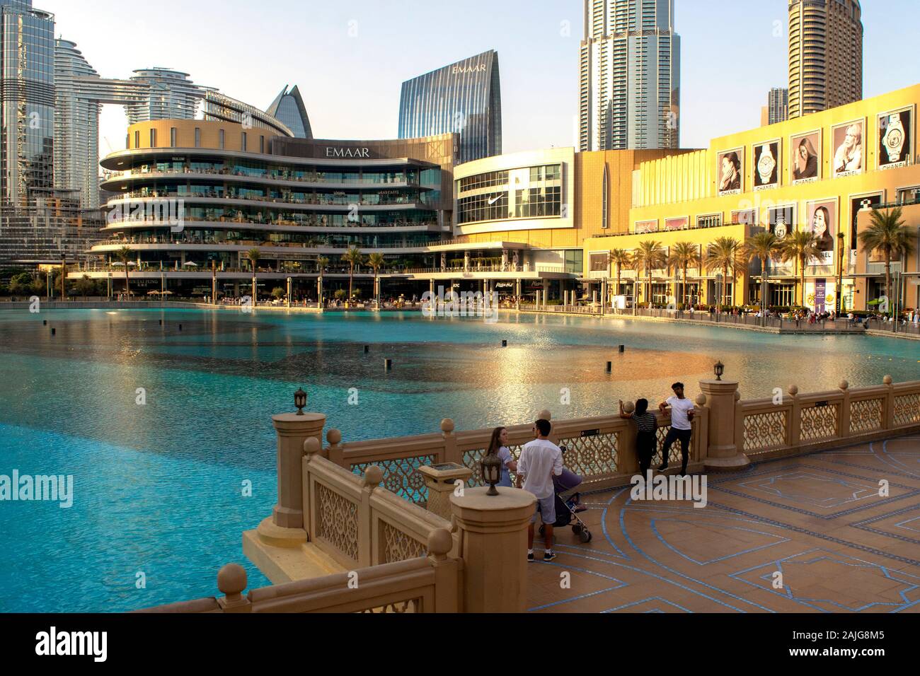 Dubaï / Émirats Arabes Unis - 5 novembre 2019 : le plus grand centre commercial du monde. Extérieur du centre commercial de Dubaï avec touristes et piscine. Magnifique centre-ville de Dubaï Banque D'Images