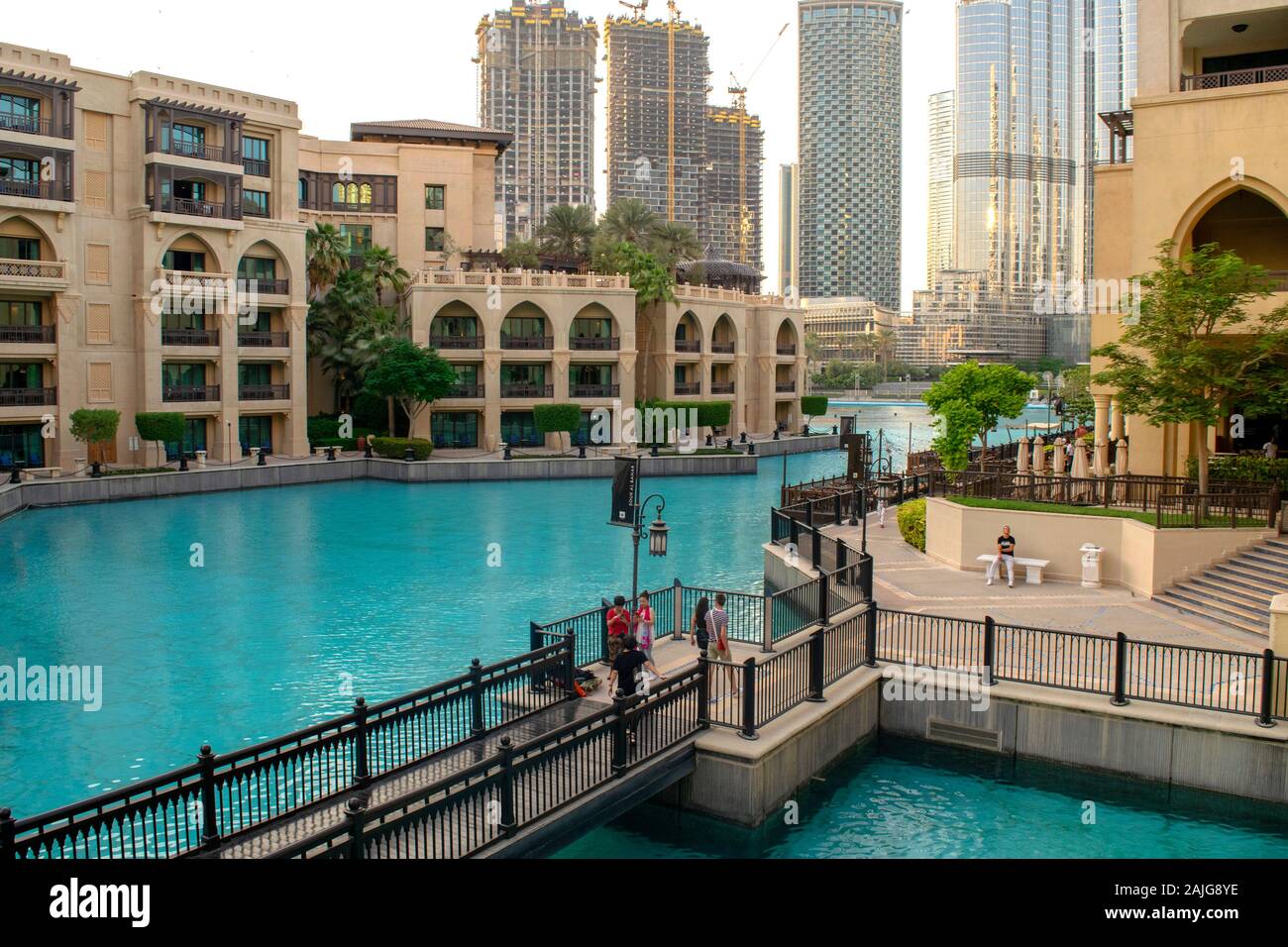 Dubaï / Emirats Arabes Unis - 5 novembre, 2019 : Souk Al Bahar avec bord de l'eau et des restaurants. Belle vue sur Dubai downtown district avec restaurants et souk. Banque D'Images