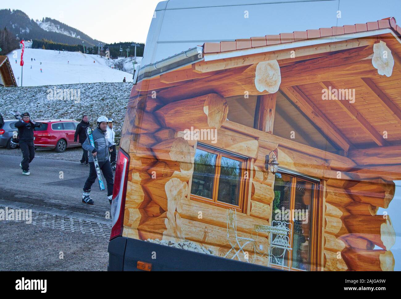 Ski Arena Janvier 02, 2020 Alpspitzbahn de Nesselwang, Allemagne. Manque de neige en raison de températures chaudes et le ski d'hiver sur la neige artificielle au Ski Arena Janvier 02, 2020 Alpspitzbahn de Nesselwang, Bavière, Allemagne. © Peter Schatz / Alamy Live News Banque D'Images