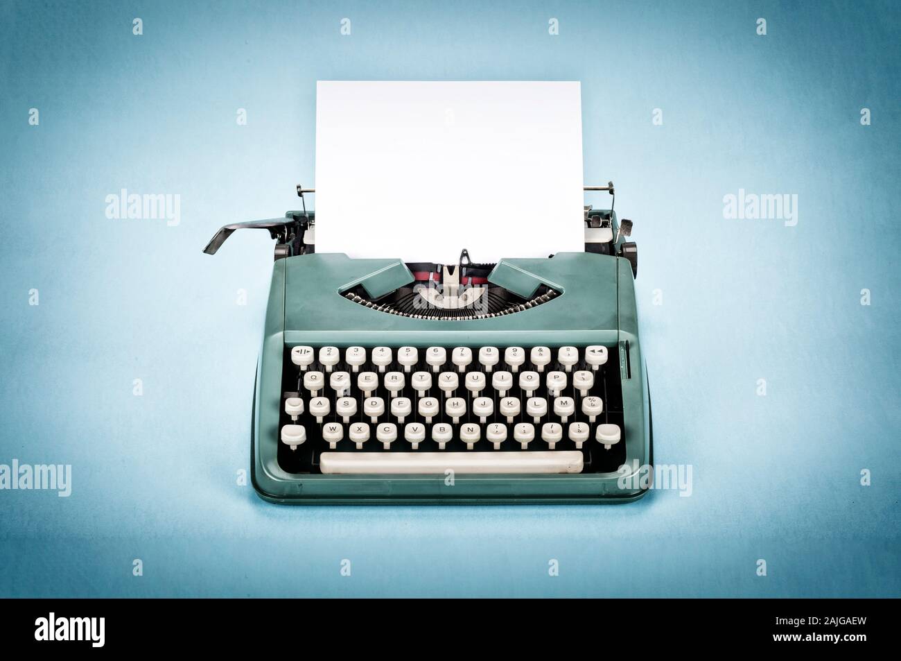Vintage typewriter avec feuille de papier. L'espace pour votre texte. Vieille photo filtre appliqué. Banque D'Images