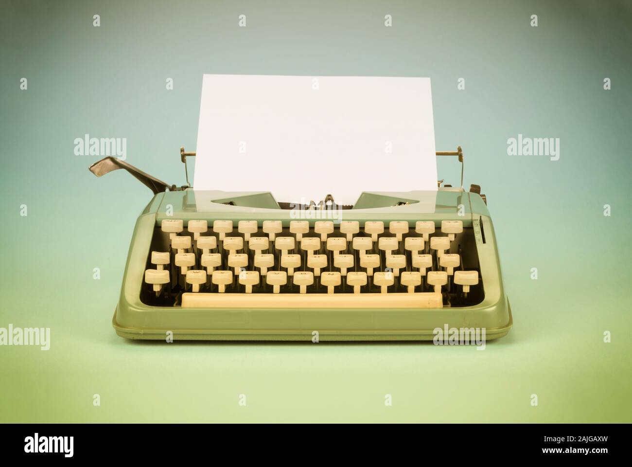 Vintage typewriter avec feuille de papier. L'espace pour votre texte. Vieille photo filtre appliqué. Banque D'Images