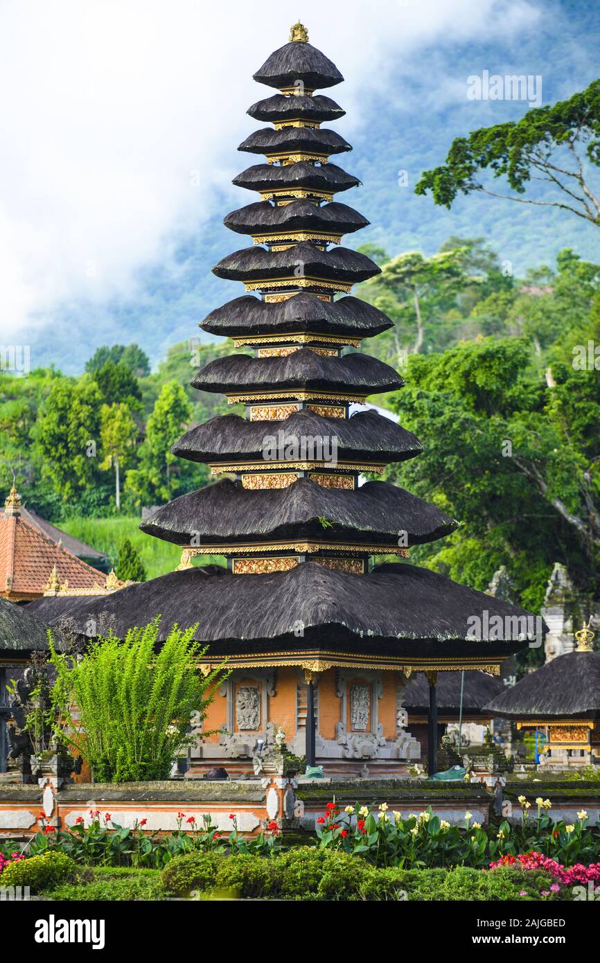Vue rapprochée de la Pura Ulun Danu Bratan Beratan, ou Pura. Le complexe du temple est situé sur les rives du lac Bratan, Bali, Indonésie. Banque D'Images