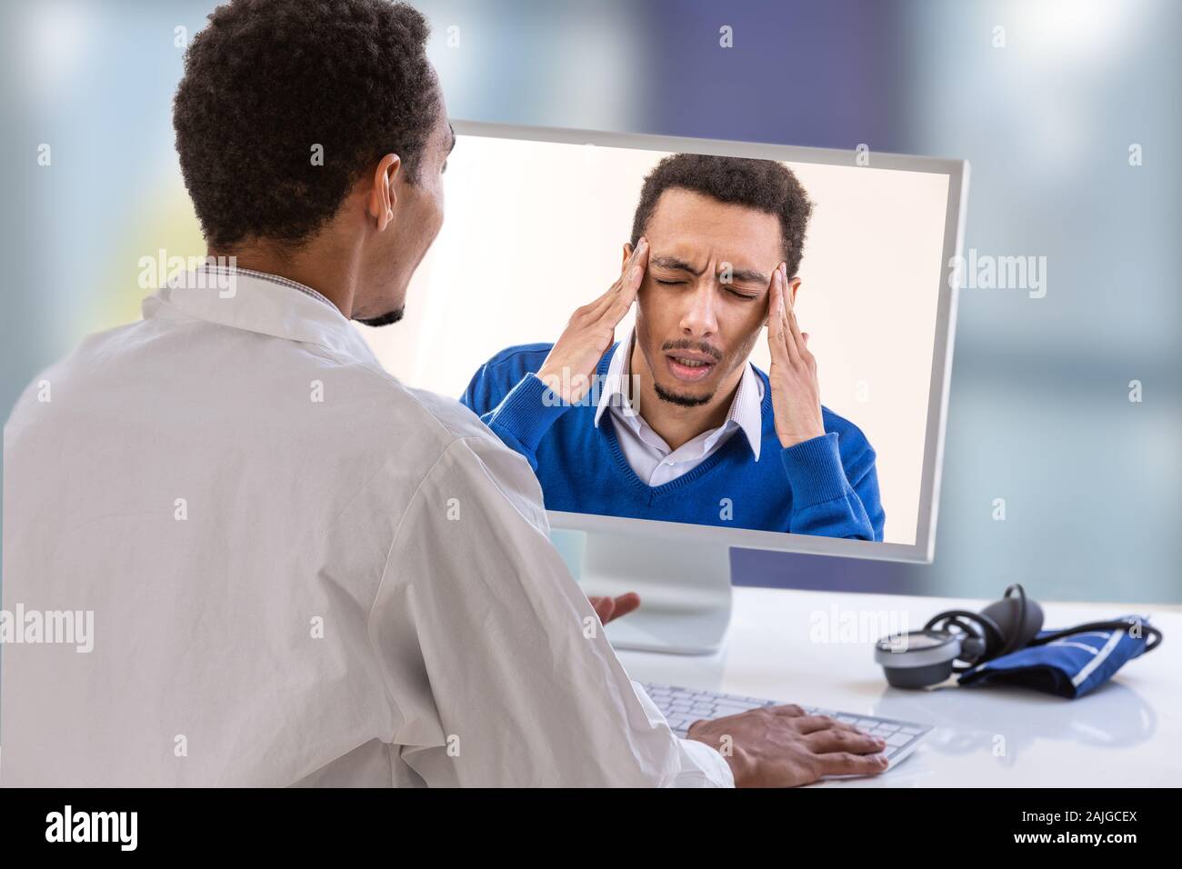 Médecin avec un stéthoscope sur l'ordinateur de l'écran du portable. la télémédecine et la télésanté concept, mal de gorge, Banque D'Images