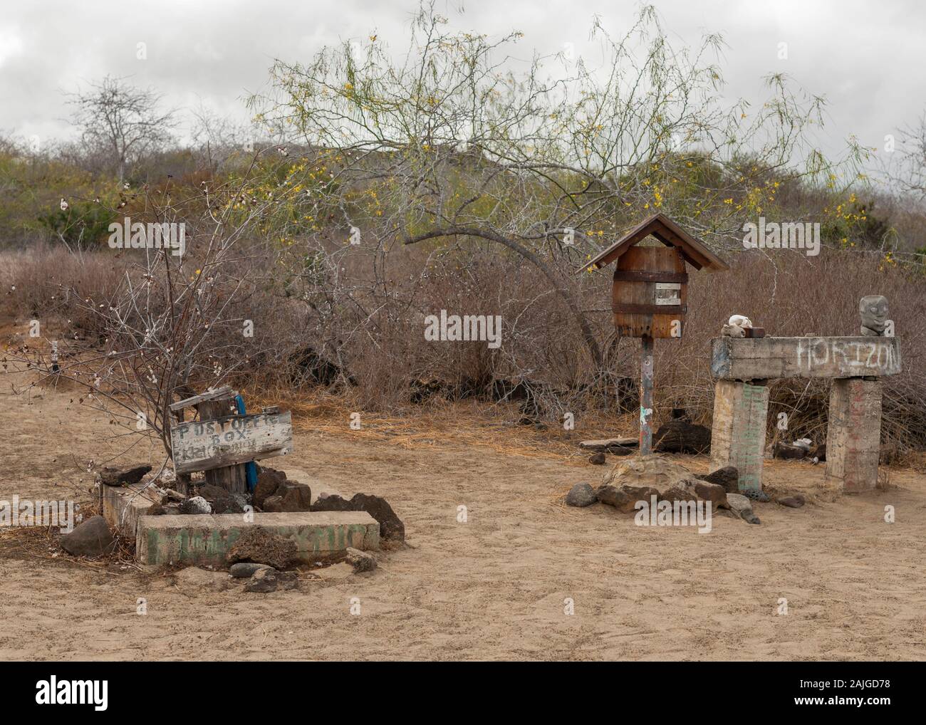 Le bureau de poste fort baril avec cartes postales au bureau de poste, la baie de l'île Floreana, Galapagos, Equateur. Banque D'Images