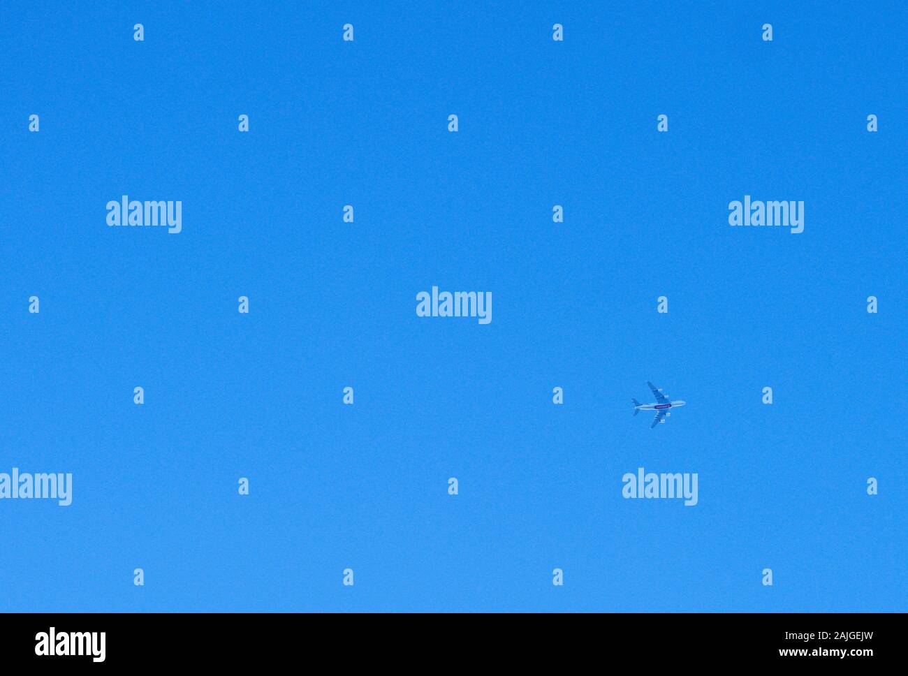Unis A 380 à Marktoberdorf, Bavière, Allemagne, le 01 janvier 2020. Un passager jet Airbus A380 d'Emirates Airlines, VAE en bleu ciel sur Janvier 01, 2020, à Marktoberdorf en Bavière, Allemagne. Photographe : Peter Schatz Banque D'Images