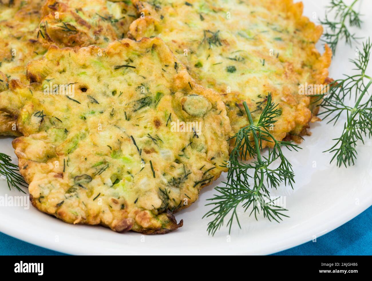 Repas grec/turc traditionnel ; les courgettes mucver Banque D'Images