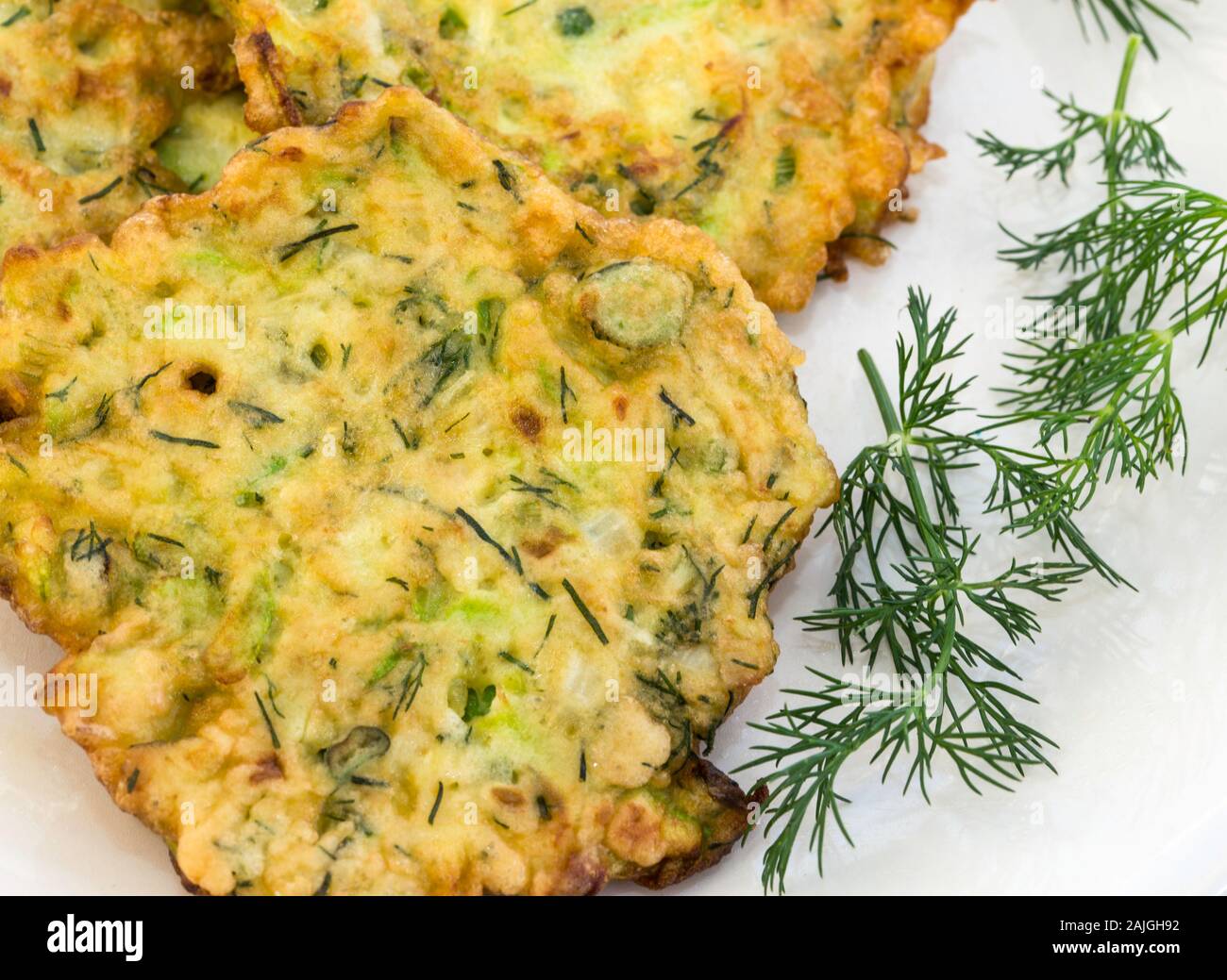 Repas grec/turc traditionnel ; les courgettes mucver Banque D'Images