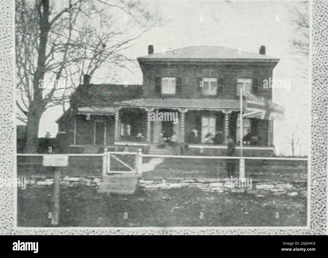 L'histoire officielle de la Cornouailles fromage et beurre . DWIN E. CHAFEE. qui est de cinquante-neuf ans, est le fils ofVm. Chafee. Sa femme maidenname Jennie était Stewart, et par son hehas deux fils et trois filles. Les établissements d'un presbytérien et un libéral. Hisfarm ^3 est situé à l'Ouest Lot 17, Char-lottenburg Township, et se compose de50 hectares, ayant un rendement annuel de 150 boisseaux de grain, 30 tonnes de foin, et vegetablesfor propre usage, ainsi qu'une bonne gamme ofapple les arbres. En plus de l'exploitation de son farmfor les vingt-cinq dernières années, M. Chafee a également été propriétaire et proprietorof la rivière Beurre et Ch Banque D'Images