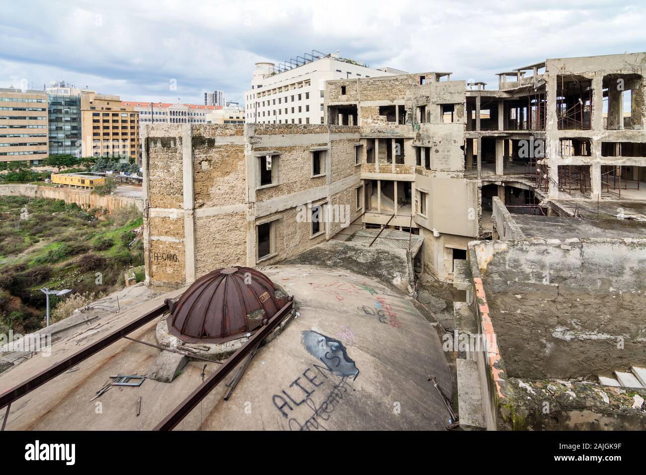 Toit du Grand Théâtre de Beyrouth ou le 'Grand Theatre des Milles et Une Nuits", un bâtiment abandonné dans le district central de Beyrouth, Liban Banque D'Images