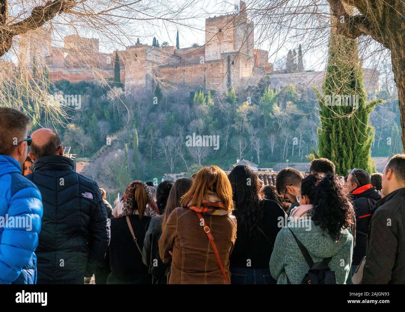 28 Décembre 2019 - Grenade, Espagne. Les touristes à la recherche au palais de l'Alhambra et la forteresse complexe. Banque D'Images