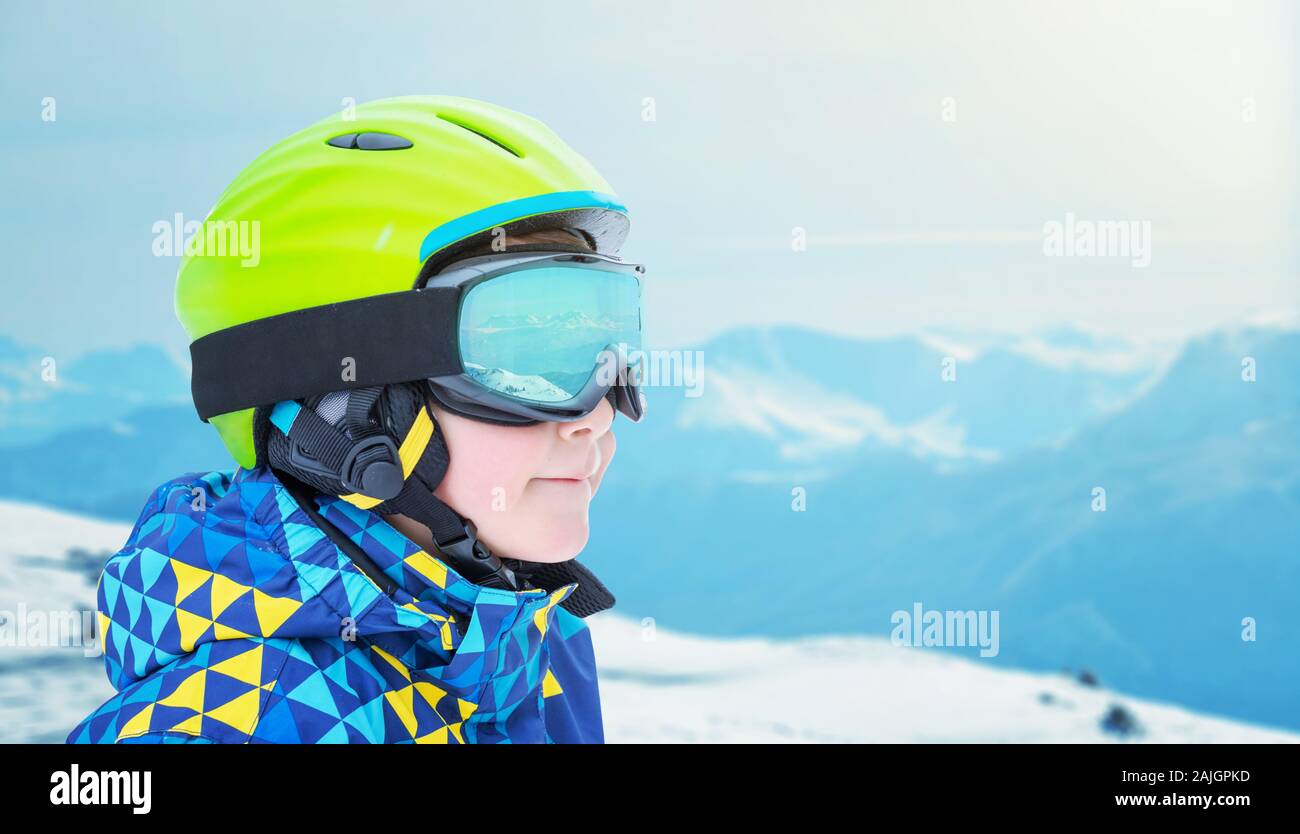 Garçon avec des lunettes de ski (en montrant des reflets de sommets de montagnes. Close-up, à côté de l'espace de copie Banque D'Images