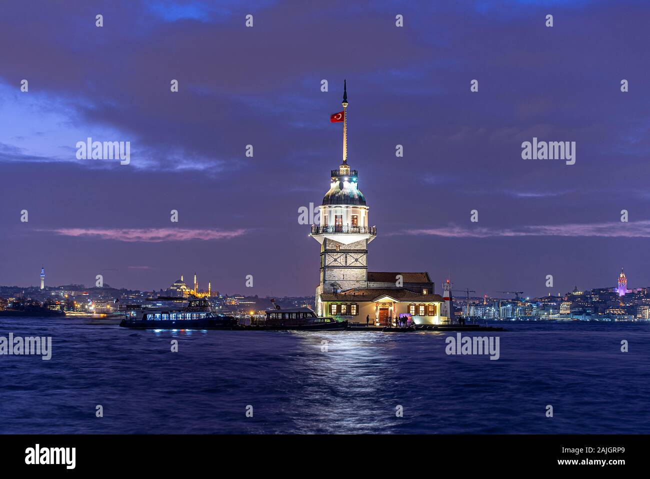 Soir à Istanbul, Tour de la jeune fille ou Kiz Kulesi dans la nuit à Istanbul, Turquie Banque D'Images
