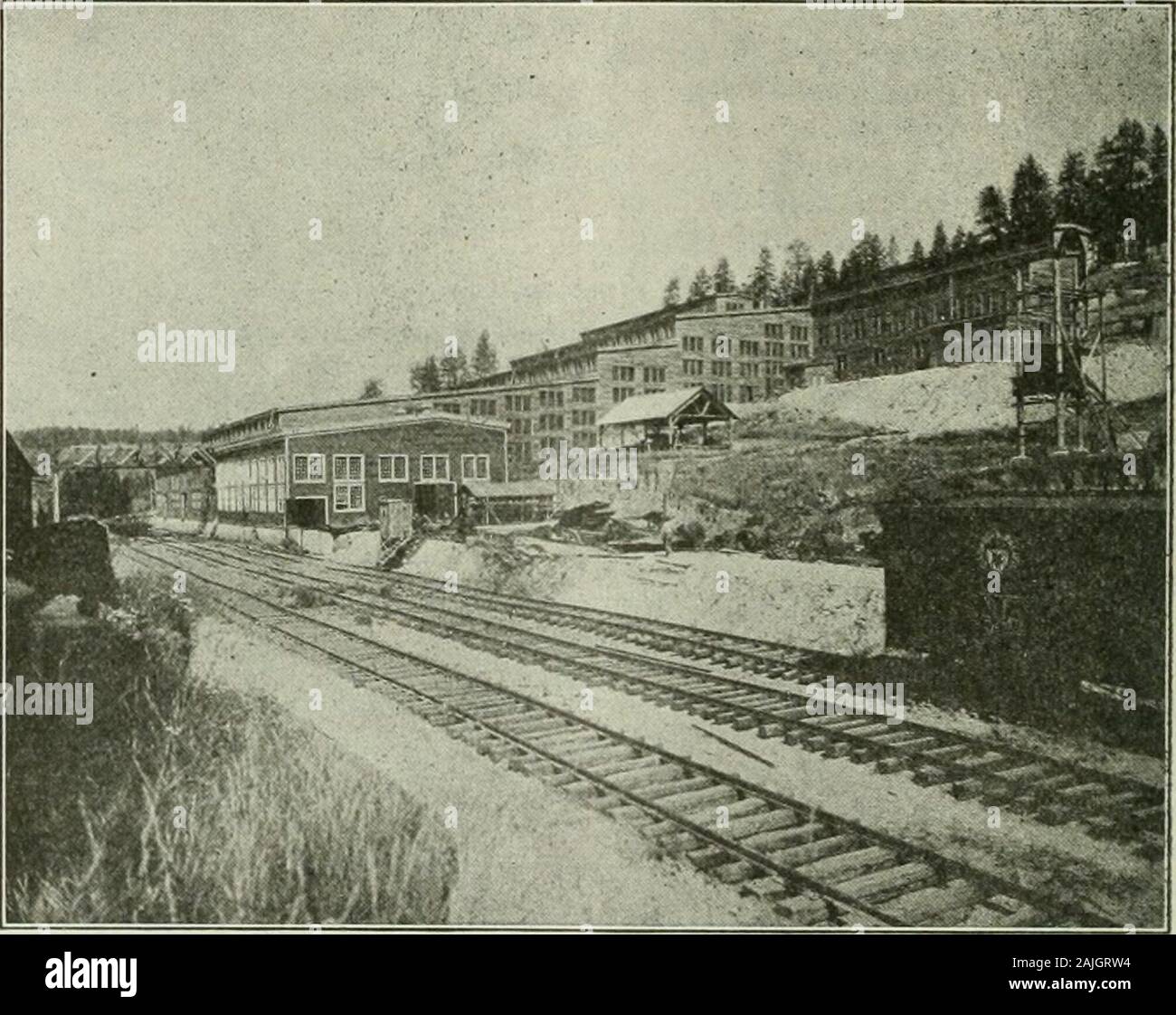 E/MJ : engineering and mining journal . ip-ments ont été 1 000 tonnes. Developmentwork en cours. Avance rapide dans beingmade tunnel pour couper Albion fonctionnement. Vidange de Wasatch Tunnel (Alta)-Tun-nel à 5 000 ft. et à moins de 700 à 800 ft.D'autres seront sous de vieux Con Columbus-solidated yearsago fonctionnement abandonné à l'eau mouvante. Colomb Con-solidated maintenant l'arbre non irrigués 200 ft. Cardiff (Salt Lake City)-Orebodyrecently ouvert le niveau 800 environ 280 CANADABritish Colombie-Britannique Florence Argent (Ainsworth)-F. R.Wolfle membres moyenne de 100 tonnes par jour a été livré à l'usine pendant six mois ou lastfive. A l'intention Banque D'Images