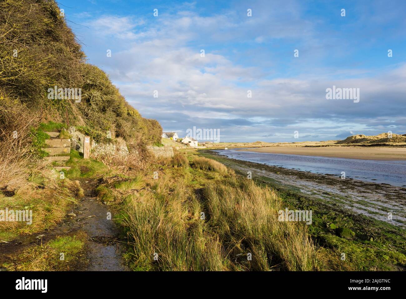 À l'intérieur des terres le long de l'ISLE OF ANGLESEY sentier du littoral à côté de la rivière Afon Ffraw à marée basse en hiver. Aberffraw, Anglesey, au nord du Pays de Galles, UK, Grande-Bretagne, E Banque D'Images