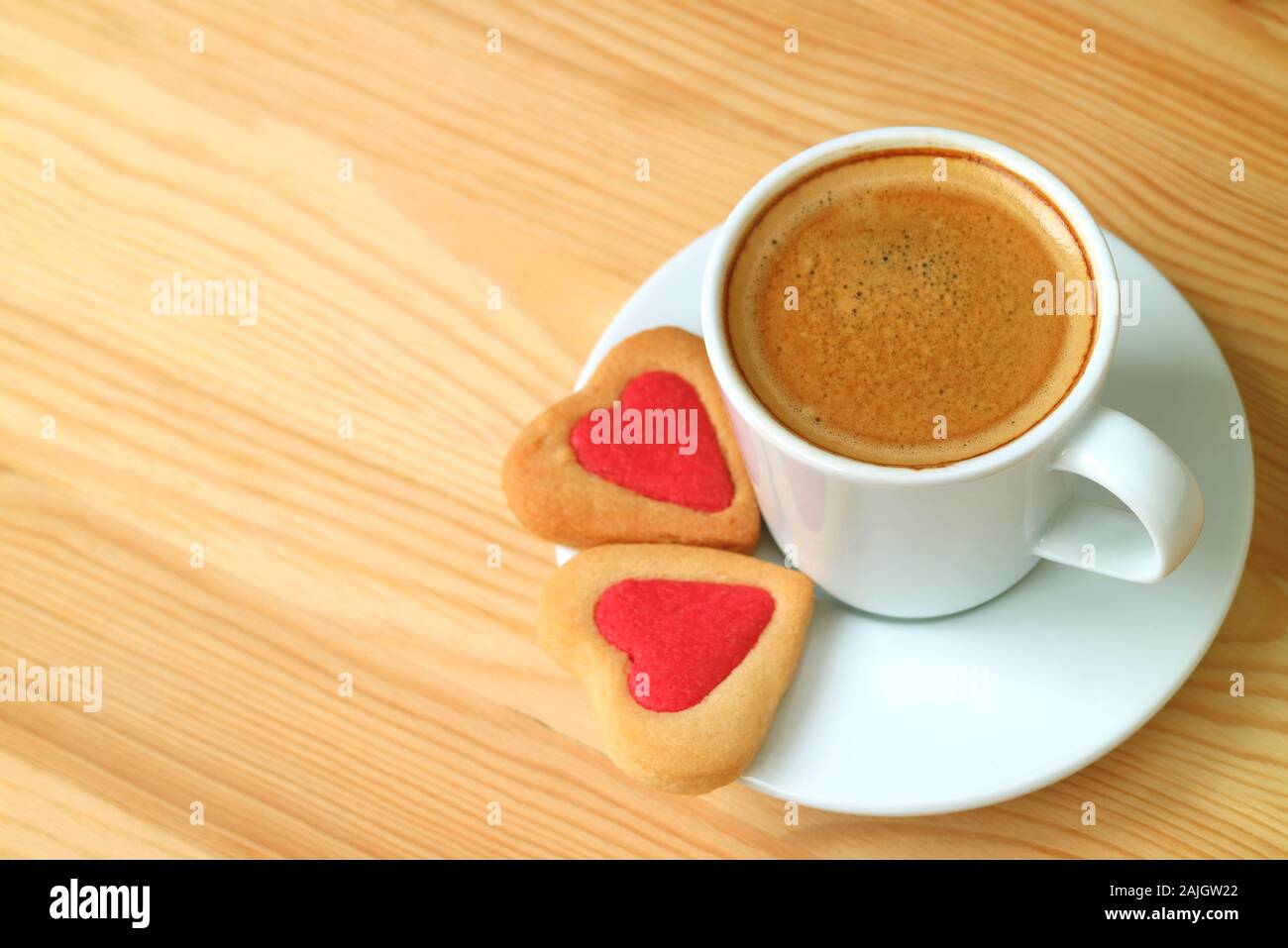 Tasse de café et une paire de cookies en forme de coeur sur table en bois avec copie espace Banque D'Images