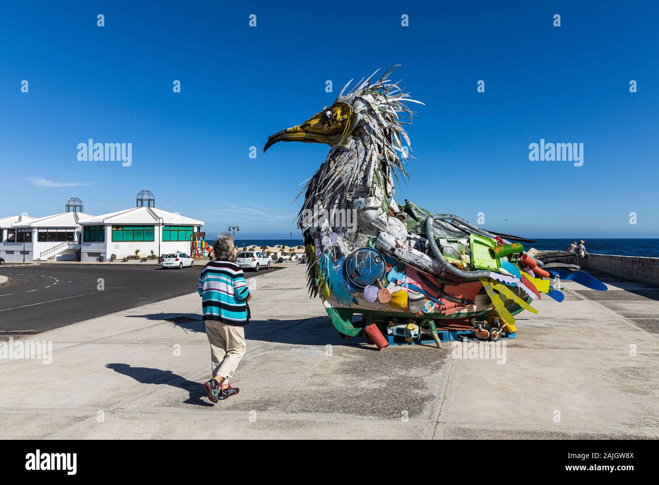 Sculpture d'oiseaux vautour égyptien géant fabriqué à partir de déchets recueillis à partir de la mer par l'artiste Bordalo II, une sensibilisation environnementale à l'aide de l'artiste jeté wa Banque D'Images