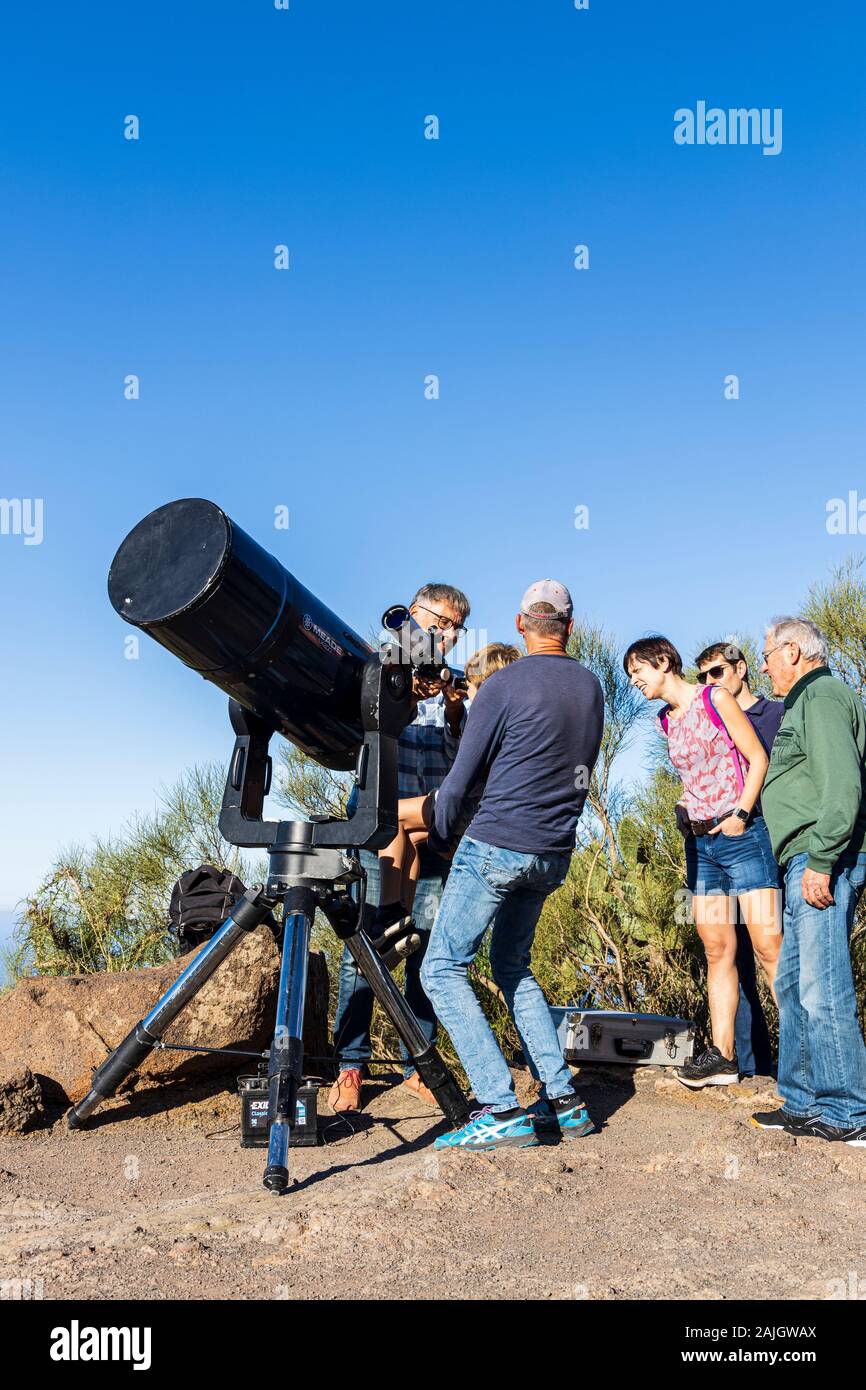 L'observation du soleil à travers un sol à côté d'un télescope solaire chercheur de douze pouces Meade LX200R, dans la région de Masca, Tenerife, Canaries, Espagne Banque D'Images