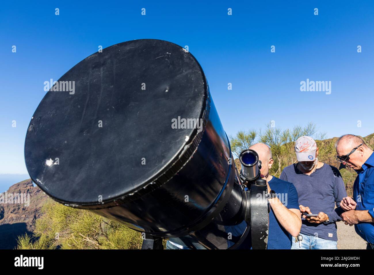 L'observation du soleil à travers un sol à côté d'un télescope solaire chercheur de douze pouces Meade LX200R, dans la région de Masca, Tenerife, Canaries, Espagne Banque D'Images