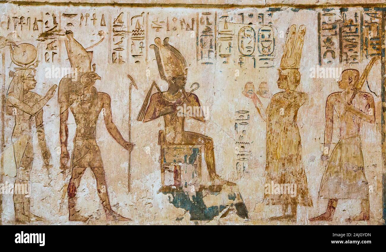 Thèbes en Egypte, Assassif (vallée des Nobles), tombe de Pabasa : l'épouse d'Amon Dieu Shepenupet et Pabasa devant Osiris, Isis et Horus. Banque D'Images