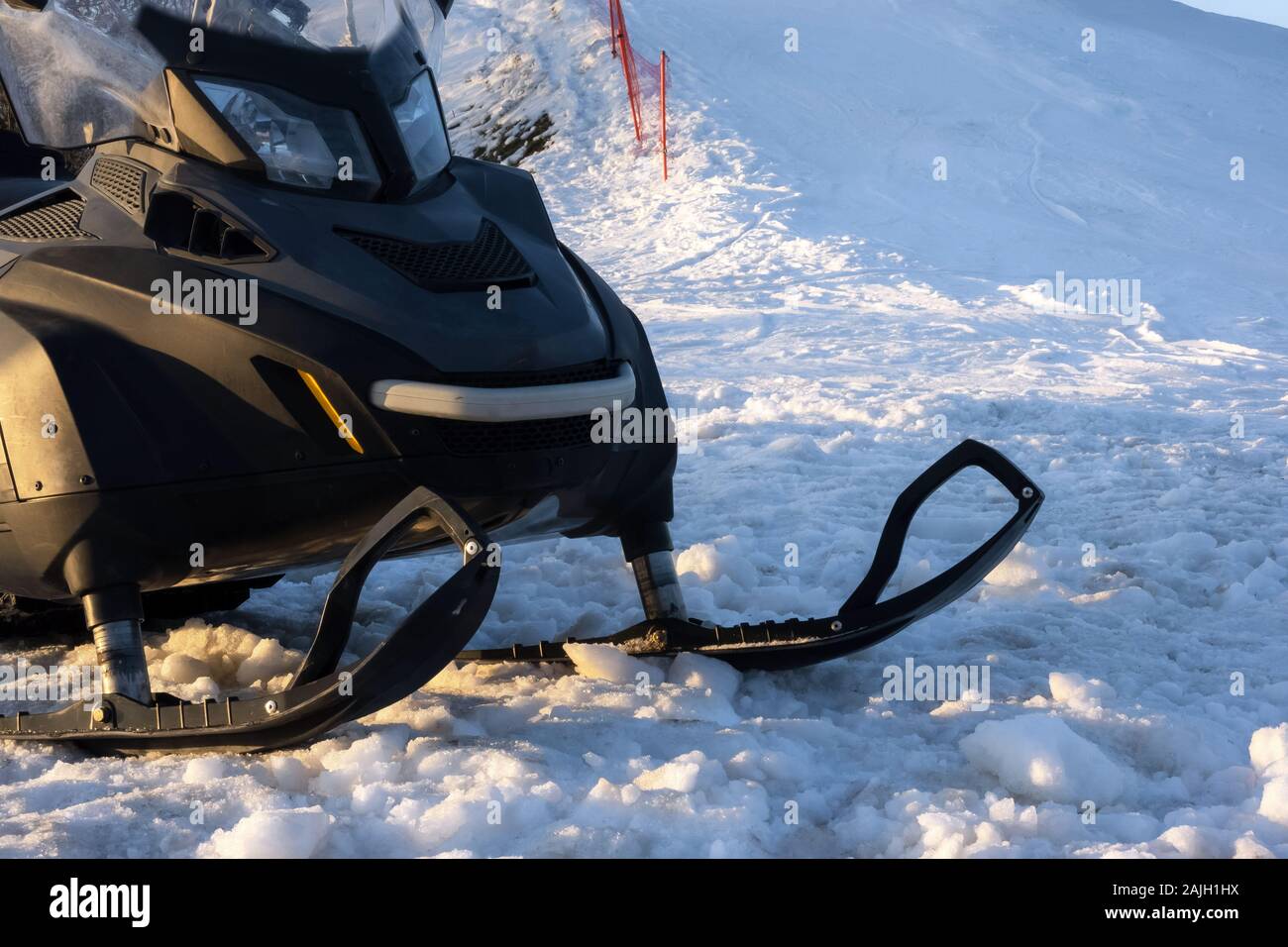 Snowdrift motoneige sur la neige dans la station de ski. Véhicule hors route avec des traîneaux en plein air Banque D'Images