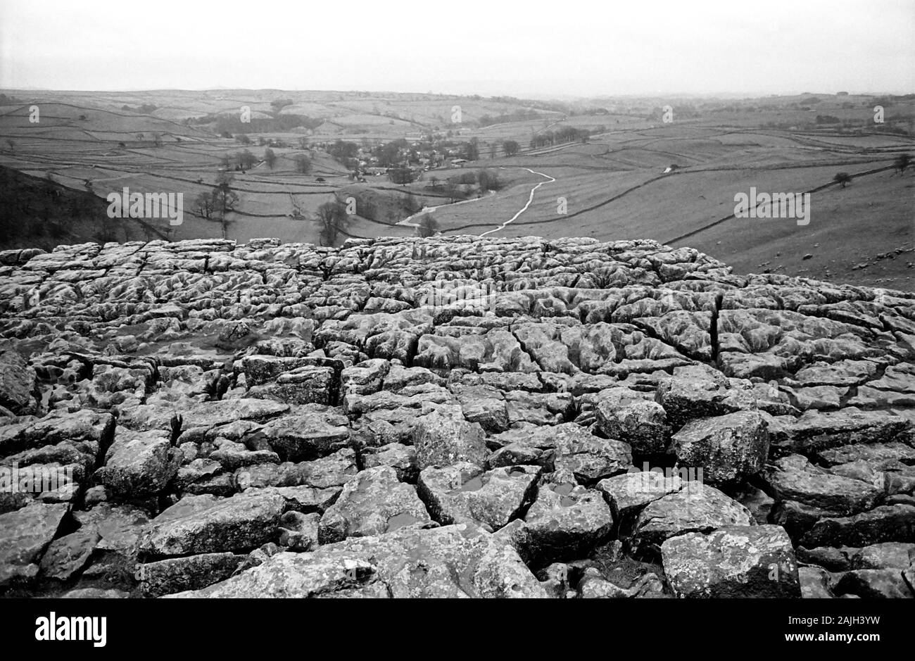 Le fameux lapiez ci-dessus Malham Cove, Yorkshire, Angleterre, Royaume-Uni. Film en noir et blanc photographie, vers 1992 Banque D'Images