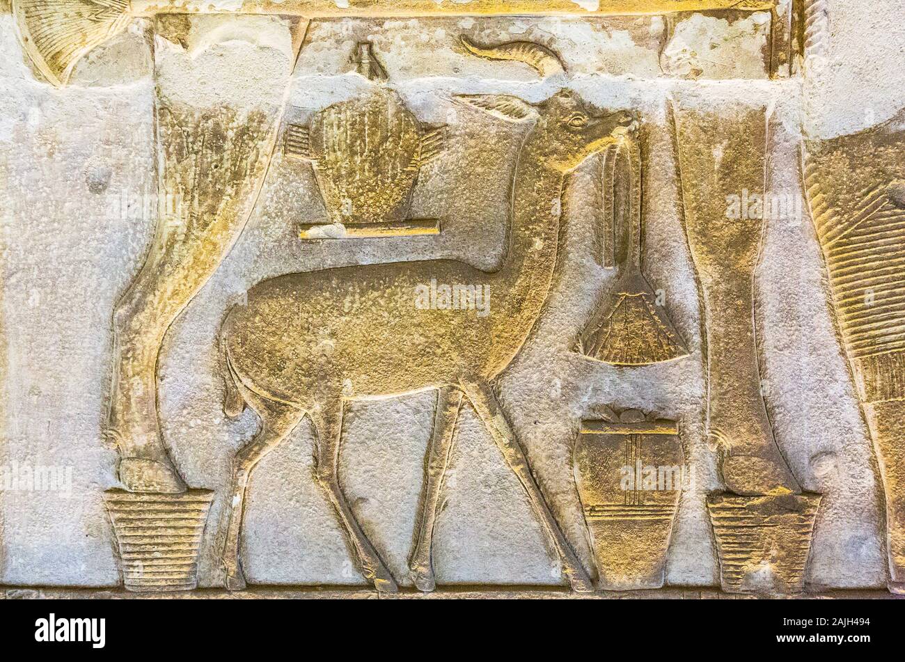 Patrimoine mondial de l'UNESCO, Thèbes en Egypte, Assassif (partie de la vallée des Nobles), tombe de Pabasa. Gazelle sous une chaise, tenant une fleur. Banque D'Images