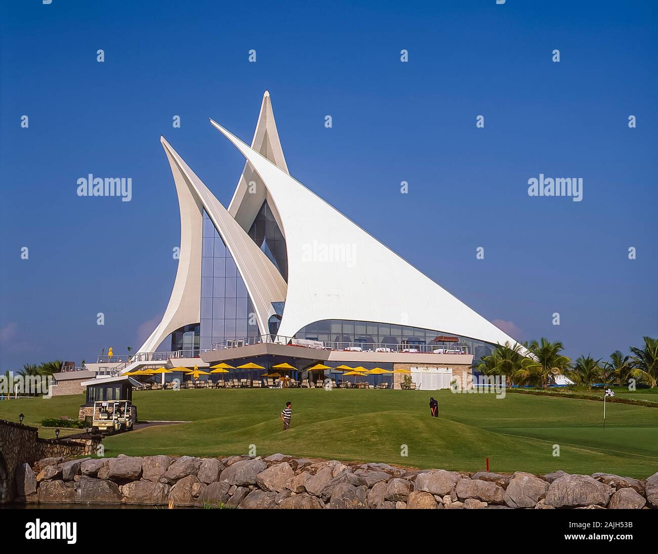 Le Dubai Creek Golf Club nom de la proximité de Dubaï Creek avec  l'architecture à thème pour ressembler à l'un des voiles flottant voilier  boutre arabe Photo Stock - Alamy