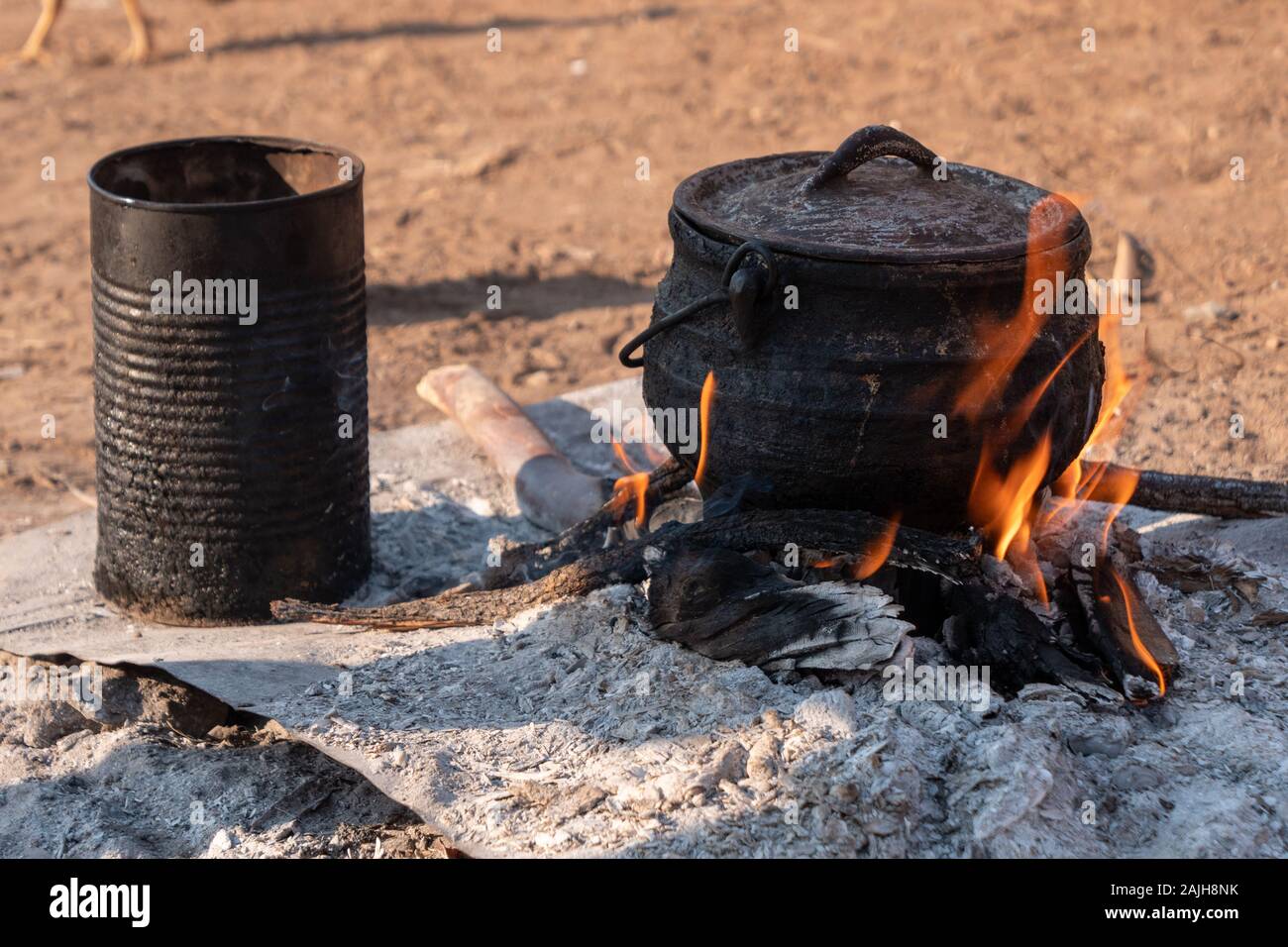 Vieux, peu d'étain et chaudron sur feu de base - les ustensiles de cuisine de la tribu Himba, Namibie, Afrique Banque D'Images