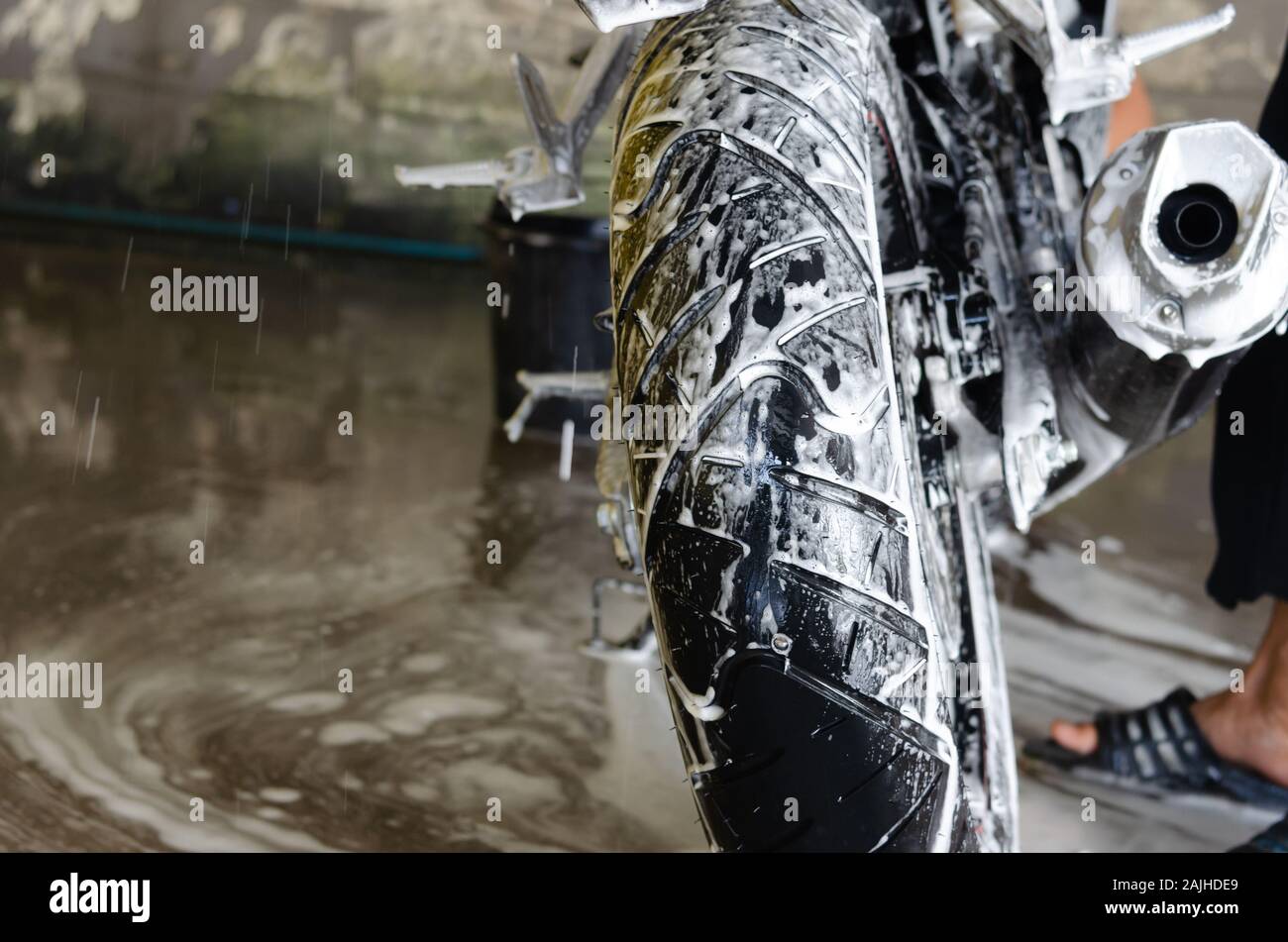 Nettoyage lavage moto en mousse Banque D'Images