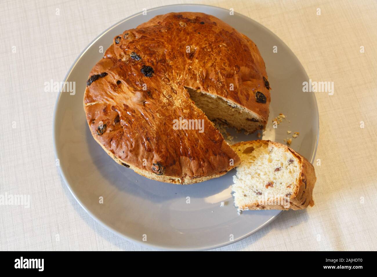 Kouign des gras avec un morceau de gâteau des coupes sur un plat Banque D'Images
